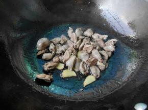 油锅爆香姜片，炒出香味后加入鸡心，加料酒稍炒一会儿