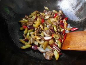 加入西芹段翻炒，加入红椒和洋葱炒至断生，然后加酱油、盐调味炒均匀就可以出锅了