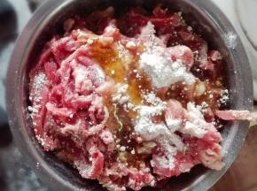 瘦肉洗净切丝，加入适量生粉和1个鸡蛋，抓揉均匀