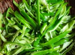 青椒洗净去缔切成细条状