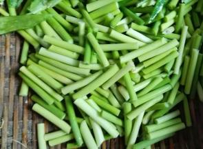 蒜薹洗净去除头尾，切成5~6cm的段状