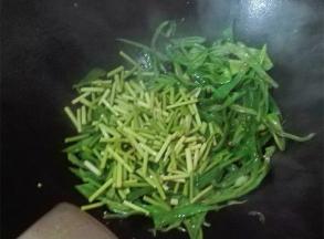 将青椒和蒜薹倒入锅中翻炒
