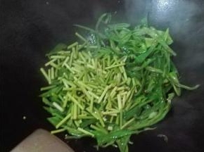 将青椒和蒜薹倒入锅中翻炒