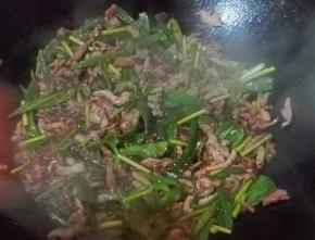 加入少许盐调味，青椒和蒜薹炒断生后放入炒好的肉丝