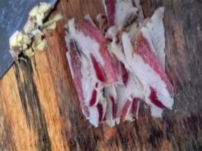 腊肉洗净切薄片，生姜切碎备用