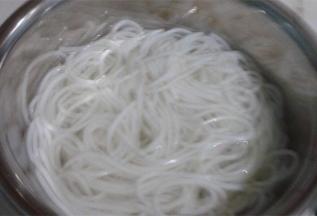 提前3个小时把干米粉泡软，沥干水分备用