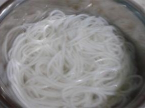 提前3个小时把干米粉泡软，沥干水分备用