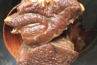 用卤料把牛肉卤过，切成小块做成绍子