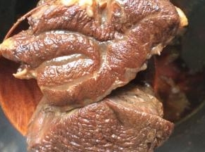 用卤料把牛肉卤过，切成小块做成绍子