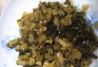 酸菜切碎，下油锅炒香备用