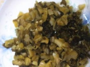 酸菜切碎，下油锅炒香备用