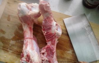 大骨用高压锅压30分钟，直到骨头汤发白，高汤Get