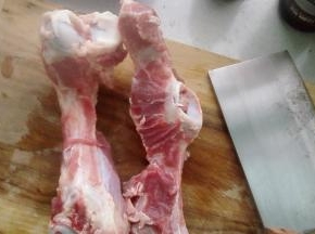 大骨用高压锅压30分钟，直到骨头汤发白，高汤Get