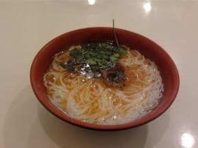 锅中冷水，水开后把泡好的米粉放进去，煮开后立马关火捞起来，加入牛肉绍子，撒上葱花、香菜、酸菜、盐，再淋上浓浓的骨头汤就完成了