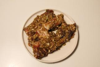 把腌料汁（盐、料酒、酱油、蚝油、香油、胡椒粉、花椒粉、白砂糖、淀粉、蒜米、葱段）倒入排骨盘中，拌匀封上保鲜膜腌制3个小时