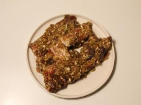 把腌料汁（盐、料酒、酱油、蚝油、香油、胡椒粉、花椒粉、白砂糖、淀粉、蒜米、葱段）倒入排骨盘中，拌匀封上保鲜膜腌制3个小时