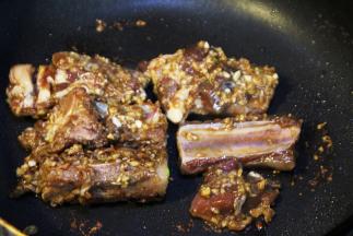 锅中放油，将腌好的排骨依次放入锅中中小火煎炸，肉变色后装盘（这样炸出的排骨不会太油，排骨炸出来的颜色也很好看）