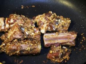 锅中放油，将腌好的排骨依次放入锅中中小火煎炸，肉变色后装盘（这样炸出的排骨不会太油，排骨炸出来的颜色也很好看）