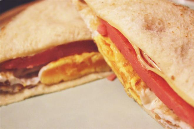 火腿煎蛋三明治