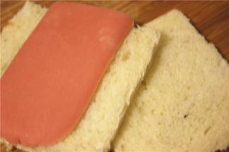 取两片吐司，去掉面包边，火腿切片