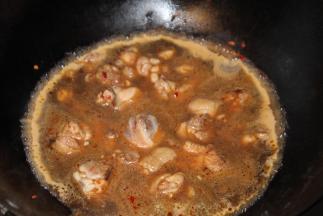 鸡肉炒变色后加水没过，倒入调味汁（3勺酱油+1勺料酒+1小勺盐），加盖大火煮开