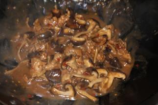 再次沸腾后转中小火，煮8分钟左右，倒入由水淀粉（淀粉+清水）勾芡，大火收汁