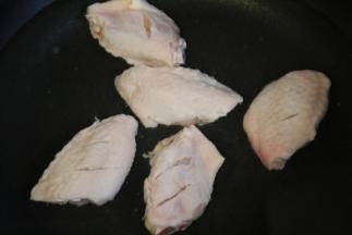 鸡翅放入清水锅中，焯出血水后捞出