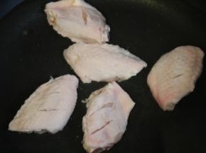 鸡翅放入清水锅中，焯出血水后捞出