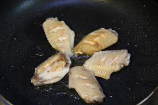 平底锅少油，小火将鸡翅放入慢煎