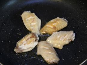 平底锅少油，小火将鸡翅放入慢煎