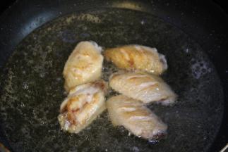 鸡翅两面金黄倒入啤酒，没过鸡翅