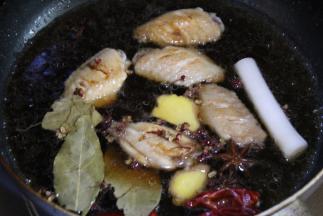 放上香料和酱汁，盖上锅盖中火煮8-10分钟