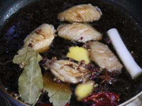 放上香料和酱汁，盖上锅盖中火煮8-10分钟
