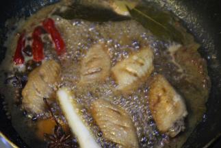 把冰糖放进去，搅散融化后大火收汁