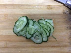 黄瓜切片备用