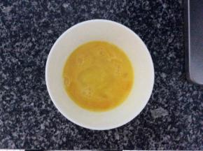 鸡蛋打散成蛋液，加入少许盐调味