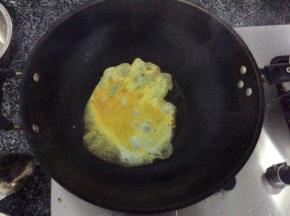锅中放油，油开后转中火，倒入蛋液翻炒后出锅
