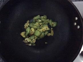 放上炒好的鸡蛋，与黄瓜同炒，放少盐翻炒片刻出锅