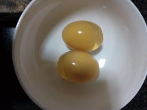 皮蛋去壳洗净备用