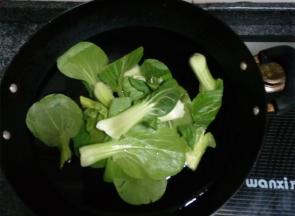 锅中清水加盐，放上蒜片，把飘儿白入锅煮熟