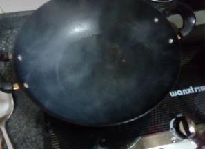 把飘儿白捞出，另起油锅炼油