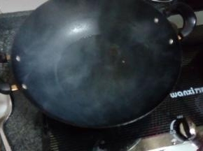 把飘儿白捞出，另起油锅炼油