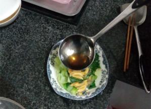 煮好后的飘儿白放在盘底，上面放上切好的皮蛋，把炼好的油淋在皮蛋上面即可