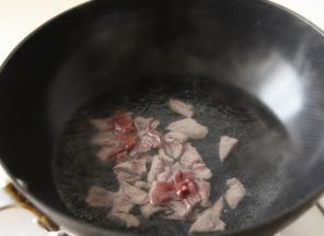 猪肝切片，锅中沸水，放入猪肝焯一下去腥