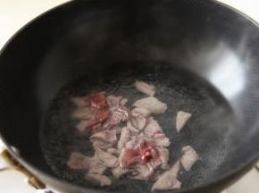 猪肝切片，锅中沸水，放入猪肝焯一下去腥