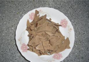 焯好的猪肝捞出洗净沥干