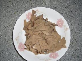 焯好的猪肝捞出洗净沥干