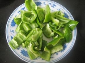 青椒斜切成片