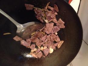 炒锅热油，放入姜葱爆香，倒入猪肝翻炒，加入料酒、生抽、老抽、糖，翻炒均匀