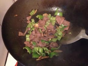 加入青椒炒熟后即可出锅